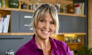 Ewa Wachowicz w białej sukience. To ideał dla kobiet 50+