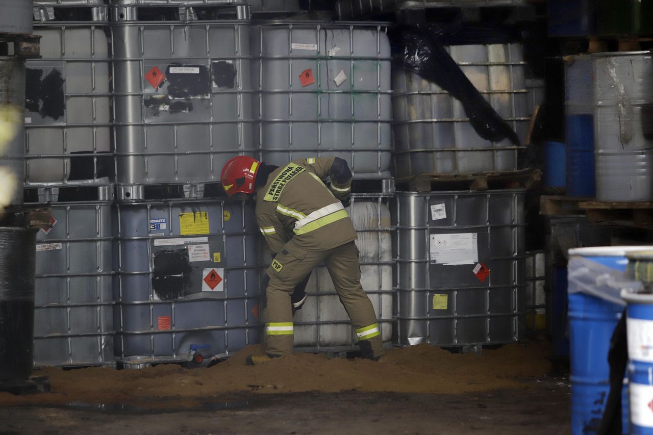 Tony toksycznych odpadów, obok dzieci. W tle państwowa firma i "mafia śmieciowa"