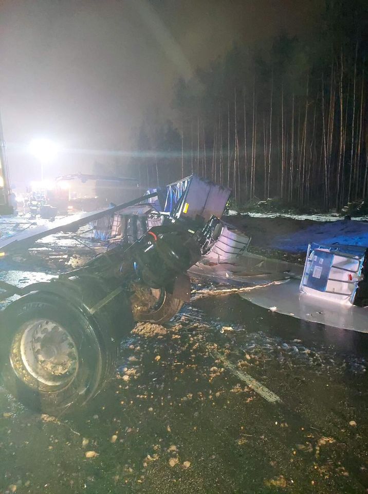 Dąbrowa Górnicza. Zmarł jeden z kierowców po zderzeniu dwóch samochodów ciężarowych.