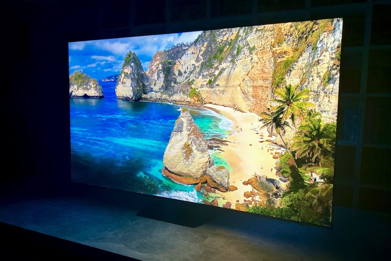 Samsung Neo QLED 65QN92F - z profilu 1