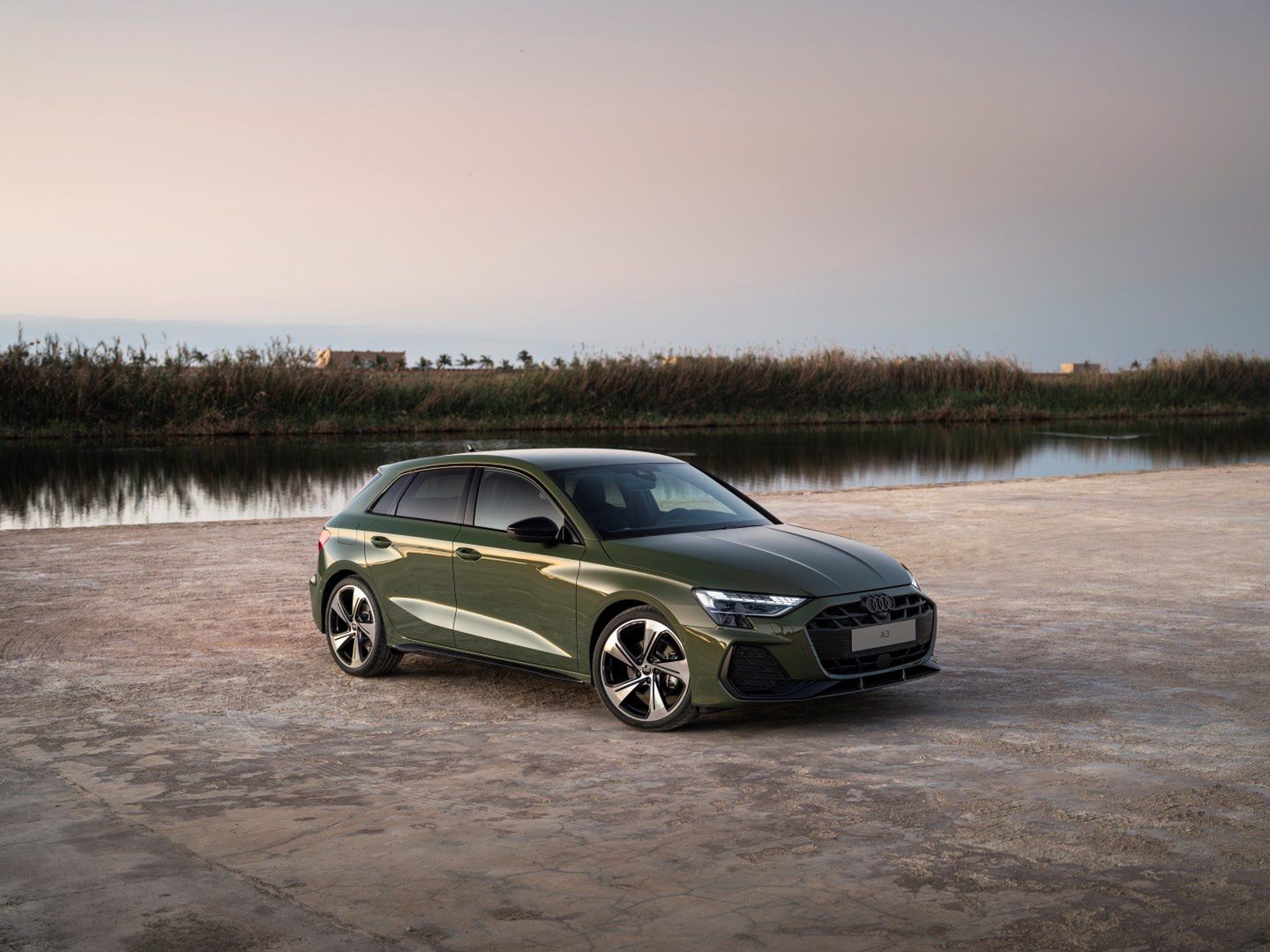 Static photo,
Colour: District Green Metallic