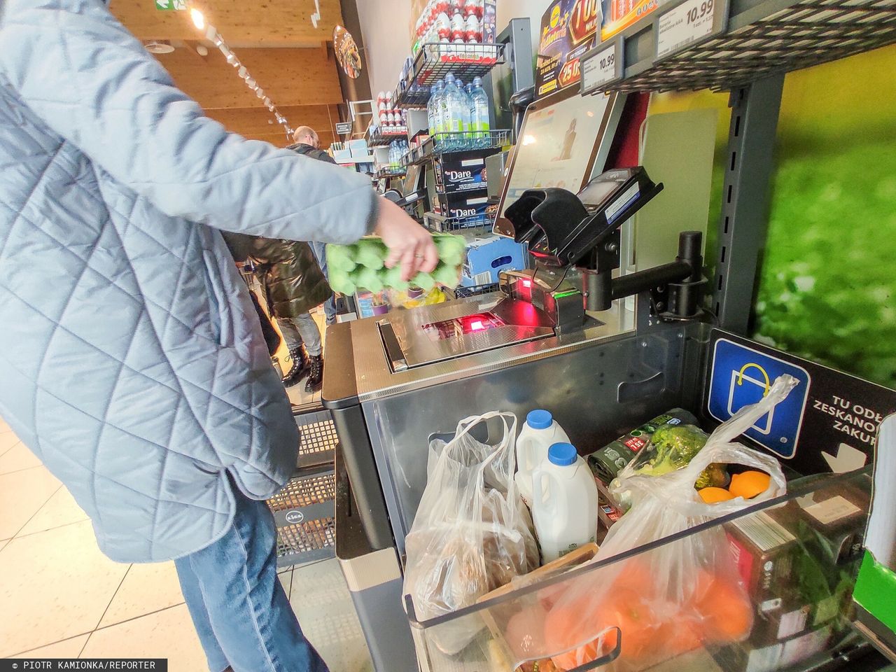 Kasują alkohol jako wodę. Tak klienci oszukują przy kasach samoobsługowych