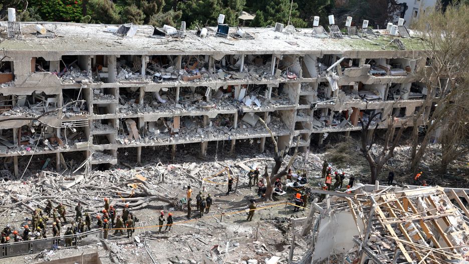 Israeli emergency teams work at the site of an Iranian missile strike on a residential building complex in Tel Aviv, Israel, 22 June 2025. Israel and Iran have been exchanging fire since Israel launched strikes across Iran on 13 June 2025 as part of Operation 'Rising Lion.' EPA/ABIR SULTAN Dostawca: PAP/EPA.