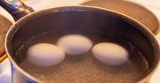 Wlej do gotujących się jajek. Już nigdy nie pękną