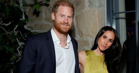Harry i Meghan trzymają się za rączki z szychami Netfliksa na imprezie w Montecito. Wyszło niezręcznie? (FOTO)