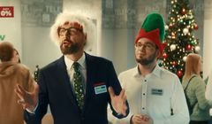 Szymon Majewski jako świąteczny doradca prezentowy w reklamie Plusa