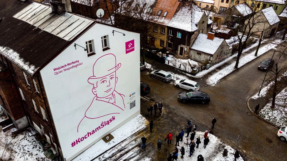 Zabrze, 02.02.2021. Ekologiczny mural z Wojciechem Korfantym, 2 bm. w Zabrzu. Malowidło zostało przygotowane przy użyciu specjalnej farby, która pochłania zanieczyszczenia z powietrza. Projekt powstał z inicjatywy Tauron Polska Energia we współpracy z zabrzańskim Urzędem Miasta i Eco Evolution. (mr) PAP/Andrzej Grygiel