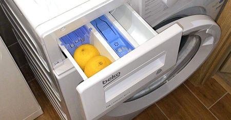 Włóż cytrynę do szuflady pralki. Wyczyści ją lepiej niż niejeden detergent