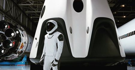 SpaceX pokazało nowy kombinezon kosmiczny. Reakcja internautów rozbraja