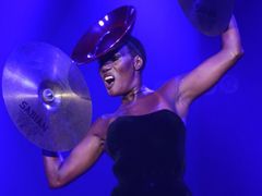 64-letnia Grace Jones daje czadu na scenie!