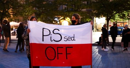 Jak rozmawiać z dzieckiem o aborcji? Zwłaszcza gdy słyszy przekleństwa i widzi martwe płody