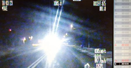 Mrugał światłami, żeby ostrzec przed policją. Dostał mandat