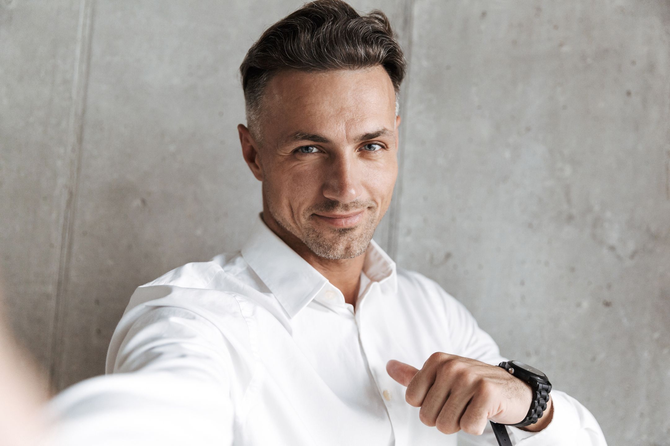 Biała koszula to podstawa, ale nie jedyny model, który warto mieć
