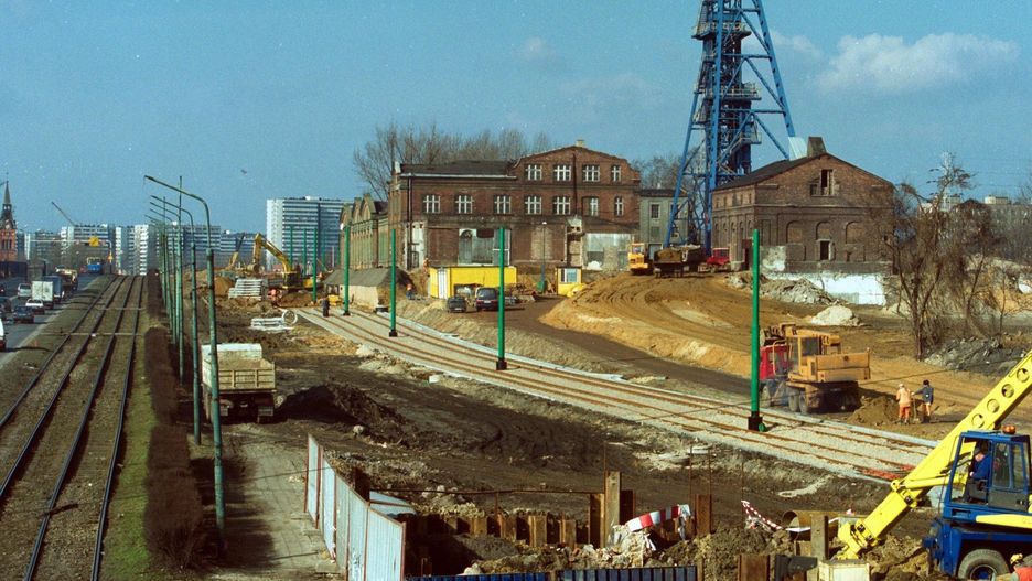 Rok 2002, przebudowa torowiska na Chorzowskiej. Po prawej - dawna kopalnia Gottwald, dziś to Silesia City Center.