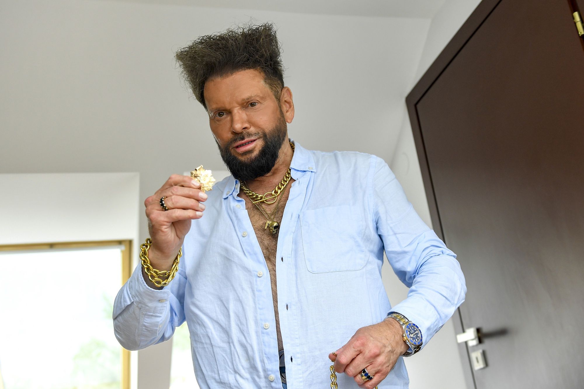 Krzysztof Rutkowski eksponuje zadbane dłonie w samolocie