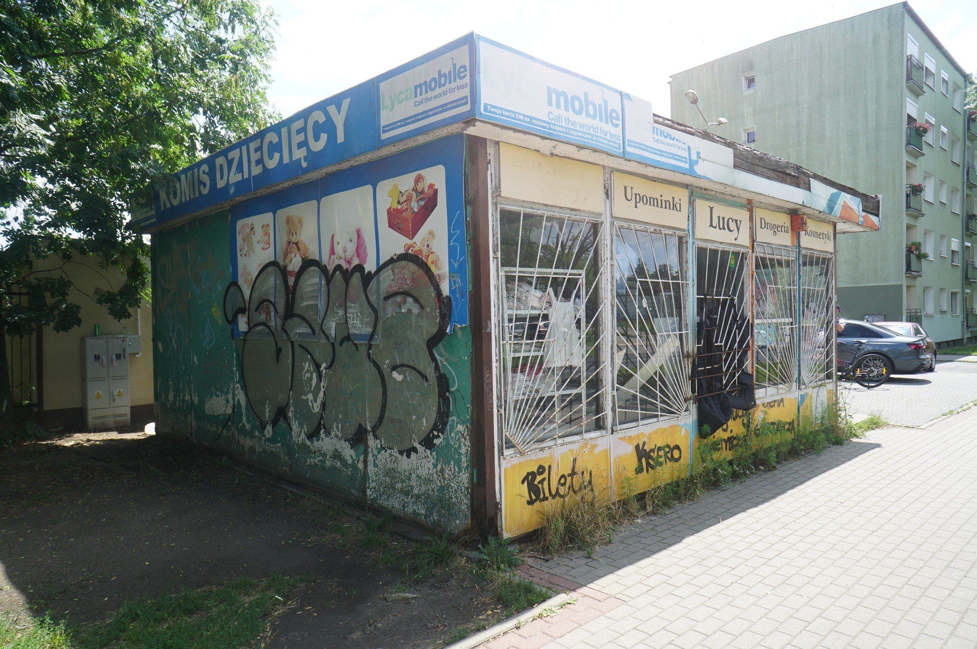 Opuszczony kiosk na skrzyżowaniu ulic Łozowej i Osinowej w Poznaniu