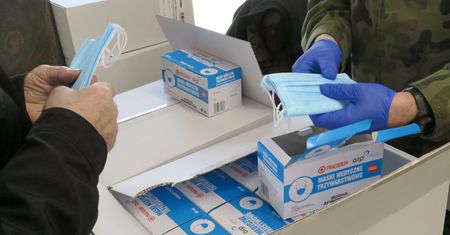 Koronawirus. Maseczki ochronne powstają we Wrocławiu. Firma szuka pracowników