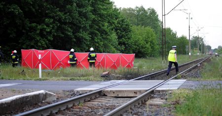 Strykowo. 20-latek wjechał fordem pod pociąg. Trwa akcja służb