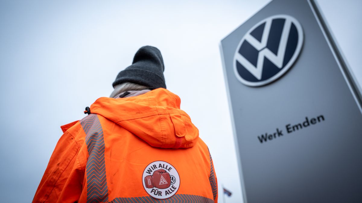 EMDEN, GERMANY - DECEMBER 2: A striking Volkswagen worker outside the Volkswagen factory on December 2, 2024 in Emden, Germany. IG Metall, the labour union representing the workers, is seeking a 7% pay raise, while company management wants to push through a 10% pay cut and possibly close three of its ten German plants in an effort to restore profitability in the face of a sharp decline in global sales. (Photo by David Hecker/Getty Images)