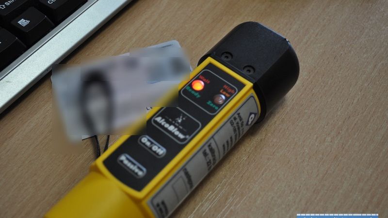 Ścinawa. Senior spowodował kolizję, po czym uciekł z miejsca zdarzenia. Miał problem, by dmuchnąć w alkomat