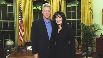 Monika Lewinsky i Bill Clinton. Skandal, który wstrząsnął USA