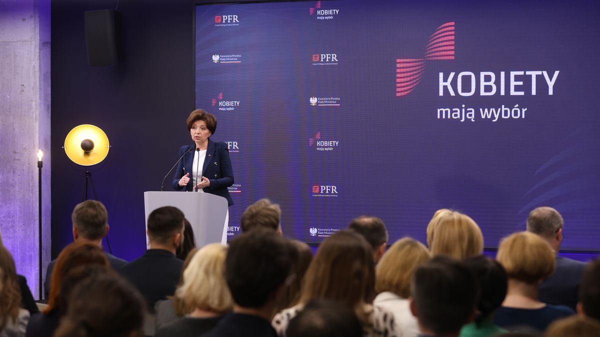 Warszawa, 15.05.2023. Minister rodziny i polityki społecznej Marlena Maląg podczas konferencji "Kobiety mają wybór", 15 bm. w Warszawie, realizowanej w ramach projektu społecznego Fundacji Polskiego Funduszu Rozwoju. (mr) PAP/Rafał Guz
