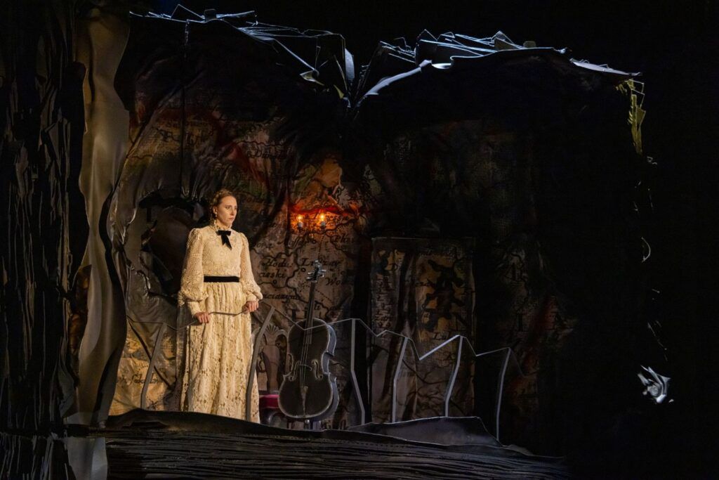 Magdalenia Pluta jako Bronia © Bartek Barczyk, archiwum Teatru Wielkiego w Poznaniu
