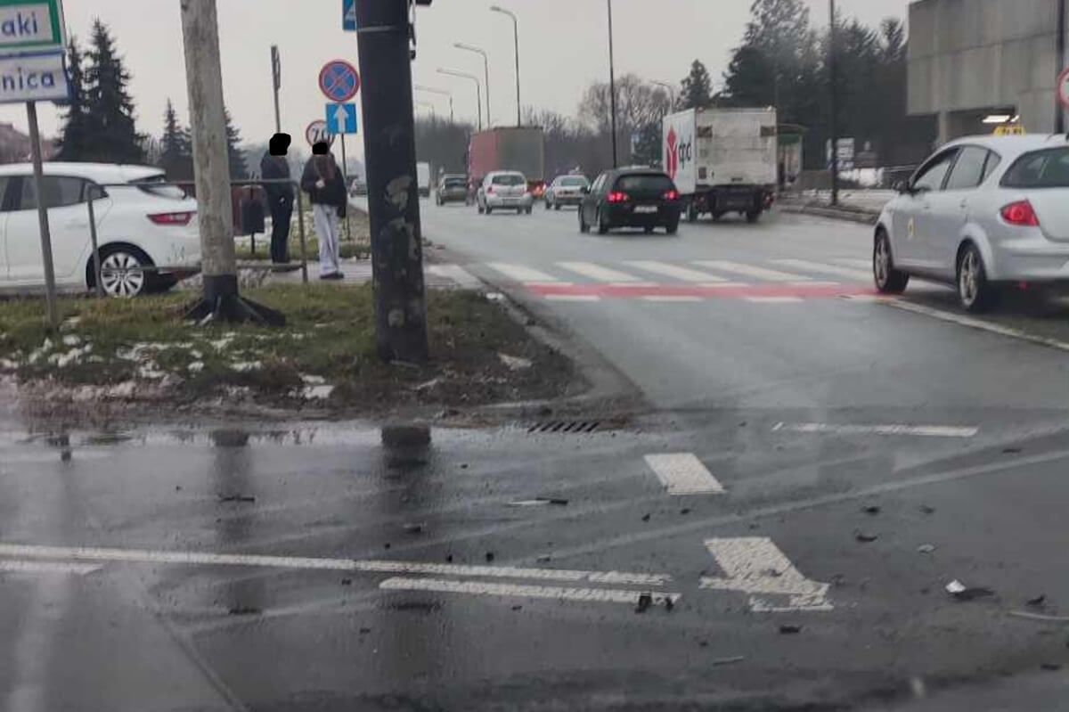 Drobne elementy uszkodzonych pojazdów leżące na jezdni