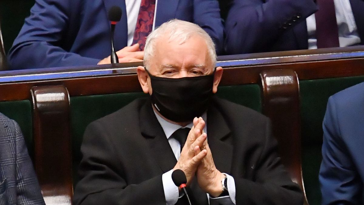 Jaros�aw Kaczy�ski, Mariusz B�aszczak, Ma�gorzata Gosiewska, Ryszard Terlecki, Leonard KrasulskiWarszawa, 15.12.2021. Wicepremier, prezes PiS Wicepremier, prezes PiS Jaros�aw Kaczy�ski (2P-I rz�d), minister obrony narodowej Mariusz B�aszczak (P-I rz�d), wicemarsza�ekowie Sejmu Ma�gorzata Gosiewska (L-II rz�d) i Ryszard Terlecki (2L-I rz�d) oraz pose� PiS Leonard Krasulski (C-II rz�d) na sali obrad w Sejmie w Warszawie, 15 bm. Pos�owie wys�uchaj� m.in. informacji bie��cej w sprawie kierunk�w i strategii polskiej polityki wzgl�dem Unii Europejskiej, wybranych pa�stw Unii Europejskiej oraz Stan�w Zjednoczonych. (aldg) PAP/Piotr NowakPiotr Nowak9, 9., Dziewi�ta, IX kadencja, IX kadencji, kadencji, obrad, Obrady, plenarna, polityk polityka, Polityka, posiedzenie, Posiedzenie Sejmu, sala, Sala plenarna posiedze� obrad, Sejm, Sejm RP