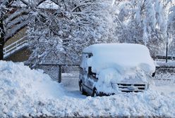 Skrobaczka to przeżytek. Zobacz, jak łatwo odśnieżyć auto