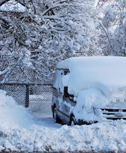 Skrobaczka to przeżytek. Zobacz, jak łatwo odśnieżyć auto