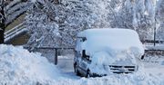 Skrobaczka to przeżytek. Zobacz, jak łatwo odśnieżyć auto