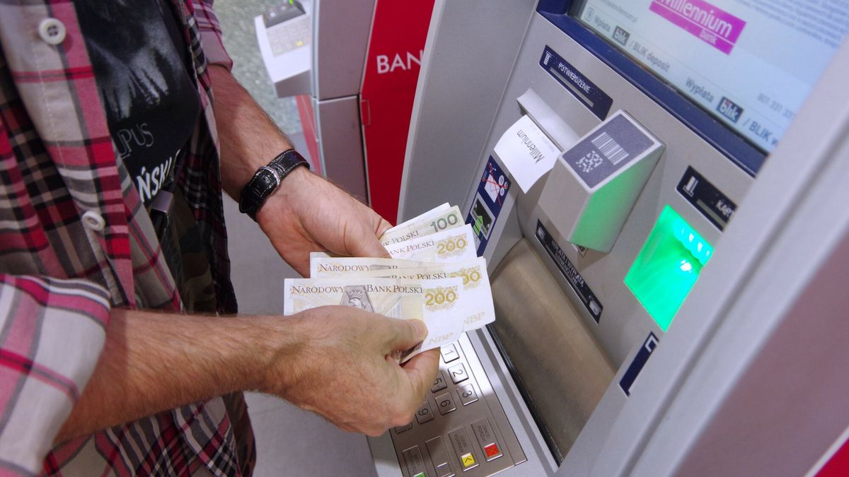 Stock Marek Bazak
Fot. Zofia i Marek Bazak/East News,
N/z mezczyzna wyplaca pieniadze z bankomatu.
ZOFIA BAZAK