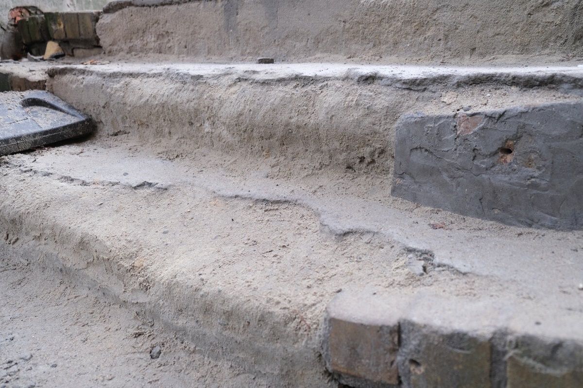 Tragiczny stan schodów u zbiegu ulic Staszica i Świętoduskiej w Lublinie