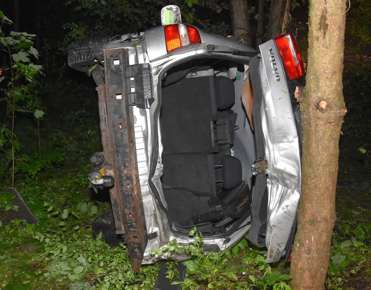 Nietrzeźwy 32-latek stracił panowanie nad pojazdem i wjechał do lasu