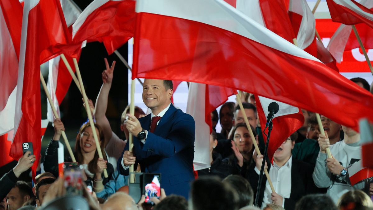 Warszawa, 23.05.2025. Wybory Prezydenta RP 2025 - kampania przed II turą. kandydat KO w wyborach prezydenta RP, prezydent Warszawy Rafał Trzaskowski po debacie przed II turą wyborow prezydenta RP, transmitowanej przez trzy ogólnopolskie stacje ? TVP, TVN i Polsat, w Warszawie, 23 bm. (ad) PAP/Paweł Supernak