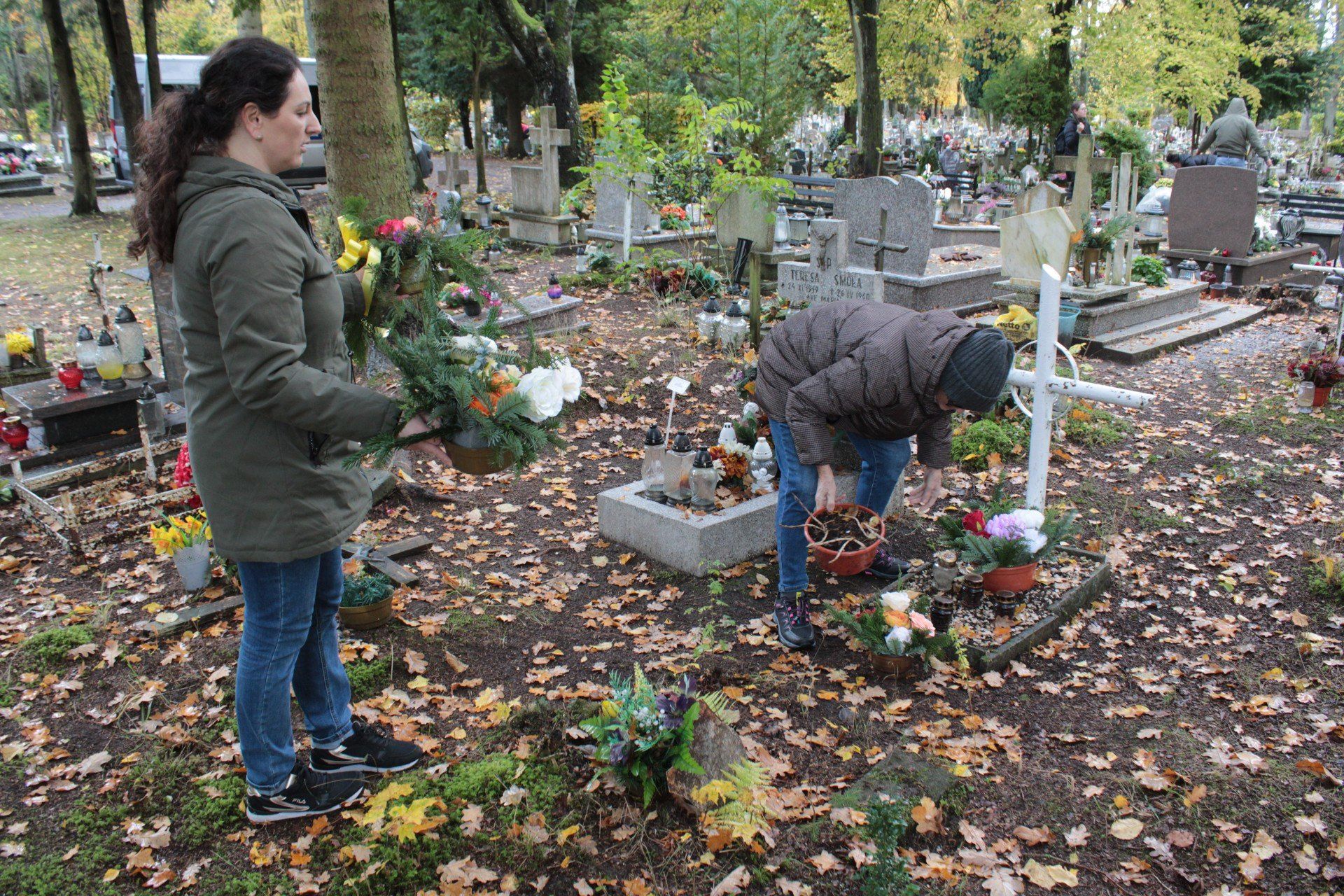 SENIORZY Z ZIELONEGO TARASU PRZEKAZUJĄ STROIKI NA BEZIMIENNE GROBY