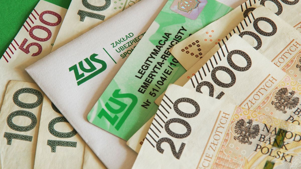 Stock Marek Bazak
PHOTO: ZOFIA I MAREK BAZAK / EAST NEWS 
N/Z Banknoty, pismo z ZUS i tradycyjna legitymacja emeryta rencisty
ZOFIA BAZAK