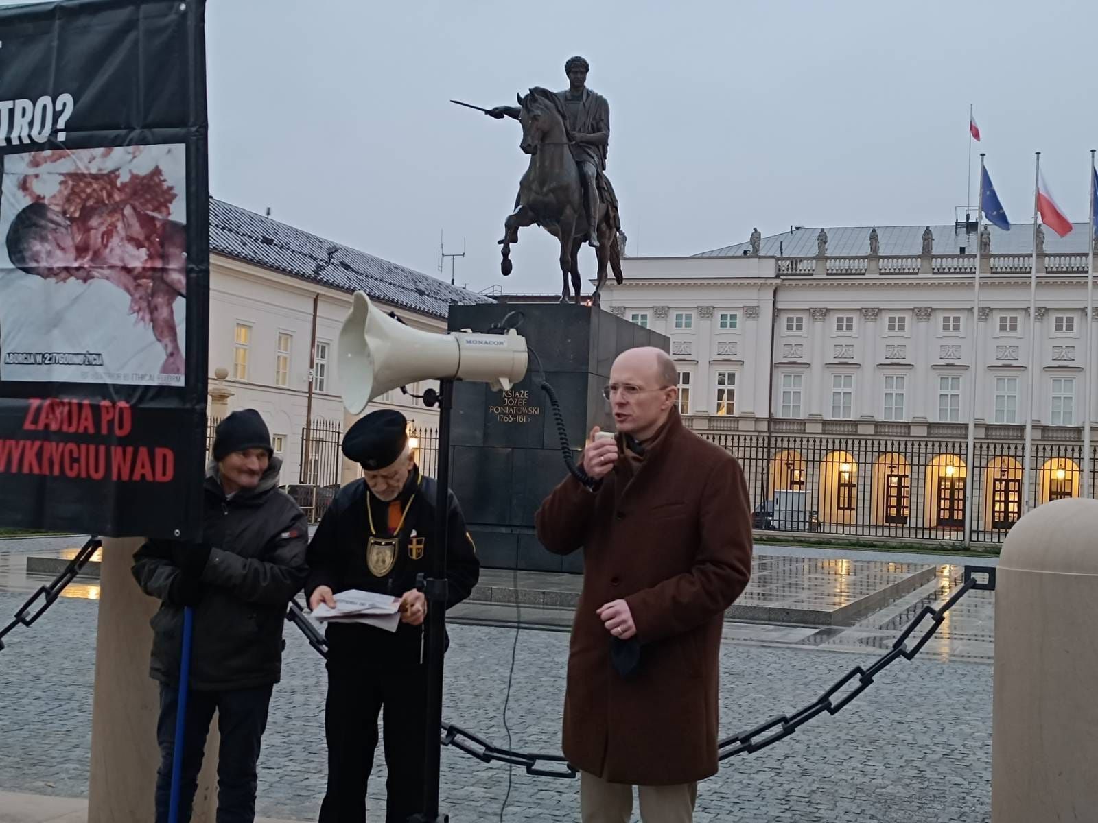 Manifestacja pod Pałacem Prezydenckim w sprawie in vitro.