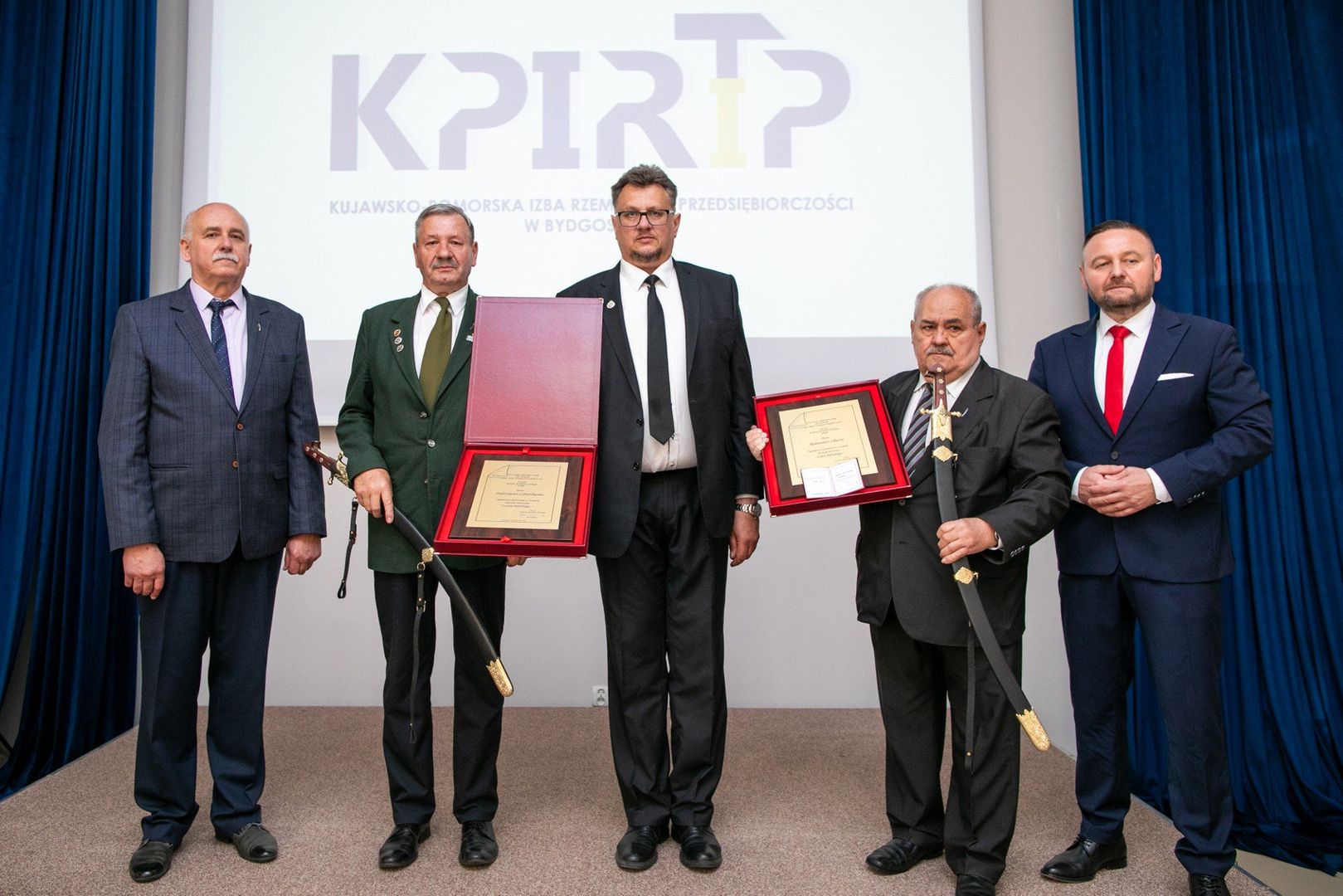 W Kujawsko-Pomorskiej Izy Rzemiosła i Przedsiębiorczości w Bydgoszczy wręczono najwyższe odznaczenia rzemieślnicze, Szable Kilińskiego, Andrzejowi Cybulskiemu i Romanowi Sikorze. Z kolei Platynowy Medal im. Jana Kilińskiego „Za zasługi dla Rzemiosła Polskiego” otrzymał Piotr Hadrysiak.