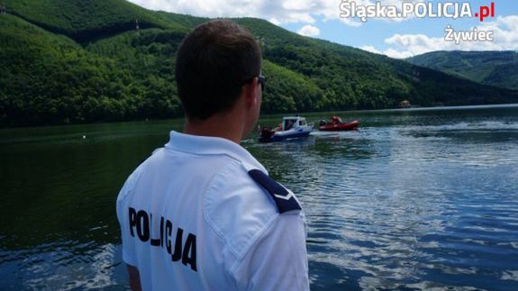 Śląskie. Policyjni motorowodniacy na Jeziorze Międzybrodzkim sześciokrotnie ukarali mandatami miłośników kąpieli, którzy korzystali z rowerów wodnych po użyciu alkoholu.