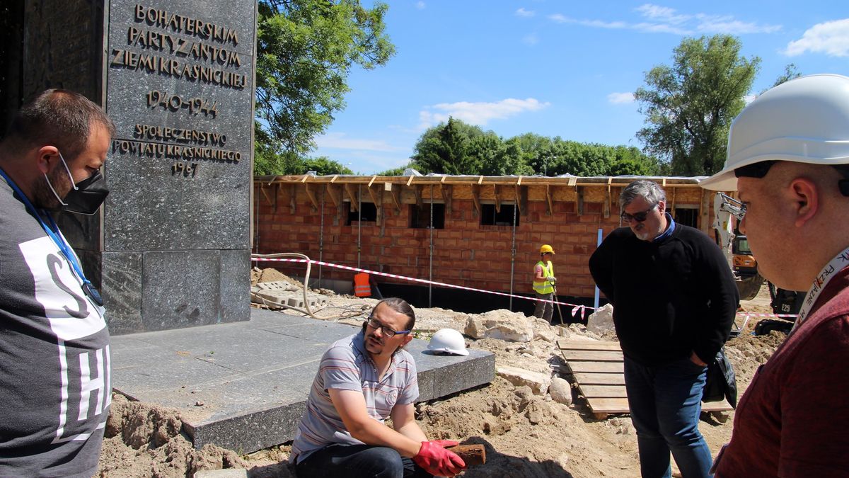 Podczas prac budowlanych na rondzie Żołnierzy Wyklętych w Kraśniku (woj. lubelskie) odkryto skrzynię z nietypową zawartością. 
