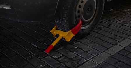 Ruszyła z założoną blokadą. Mandat za wycieraczką uznała za ulotkę
