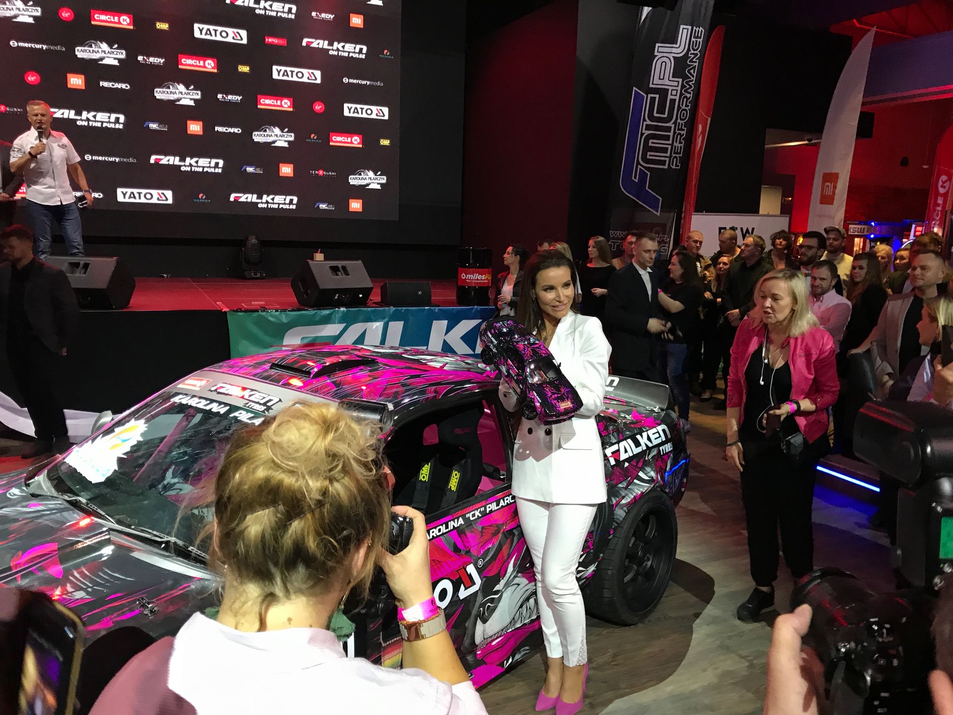 Miniaturowa wersja nowego driftowozu w rękach Karoliny Pilarczyk.
