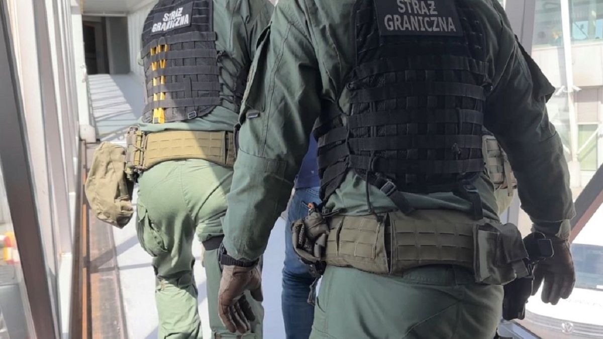 Skandal na lotnisku w Warszawie. Pijani wyrzuceni z samolotu.