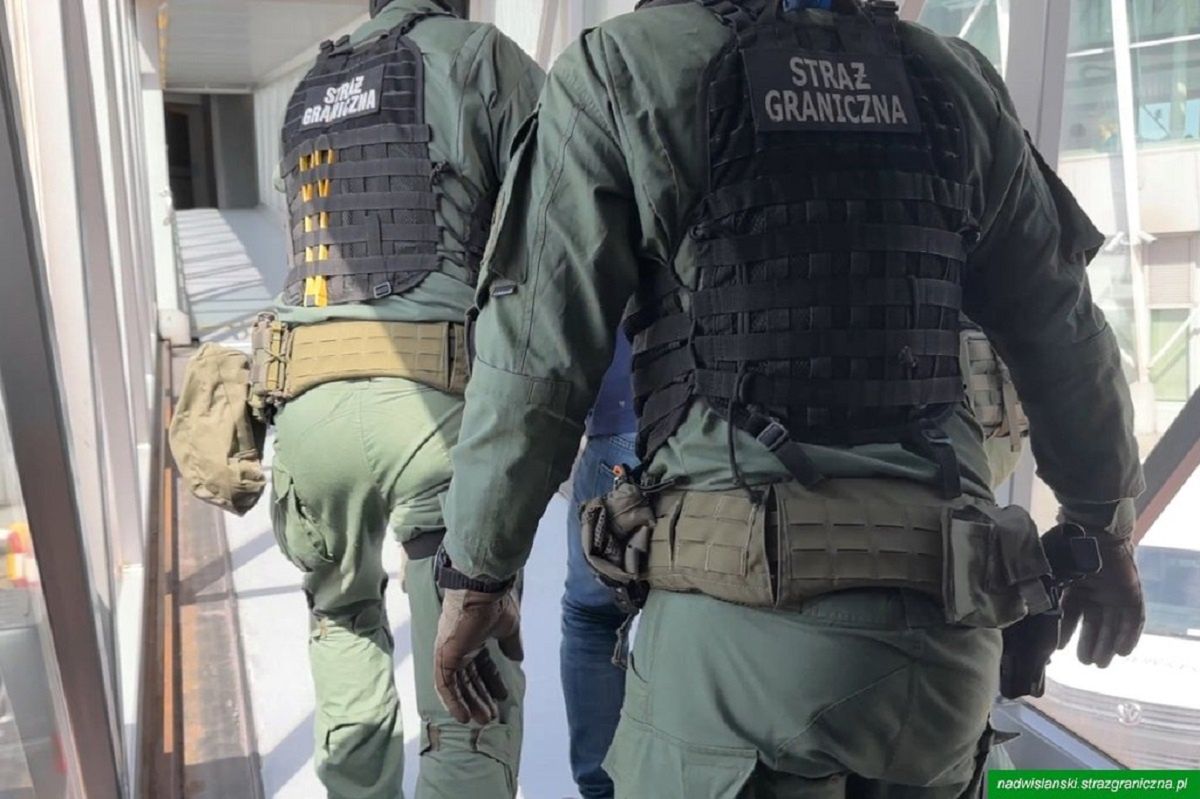 Skandal na lotnisku w Warszawie. Pijani  wyrzuceni z samolotu