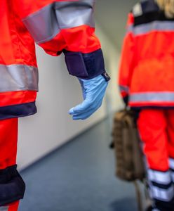 Petarda wpadła przez okno i raniła niemowlę. Policja szuka sprawców