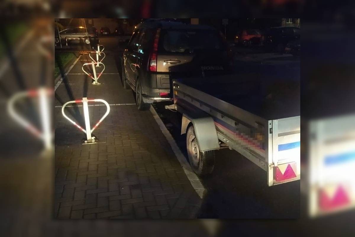 samochód z przyczepką