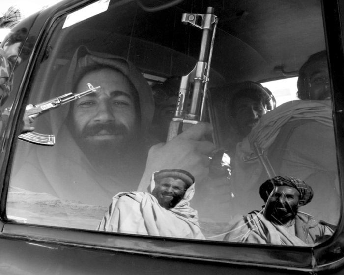 Afganistan - Majdan Shar 25.11.2001. Wojna z Talibami. Żołnierze sojuszu północnego komendanta Sajafa wyruszają na front pod Kabul.