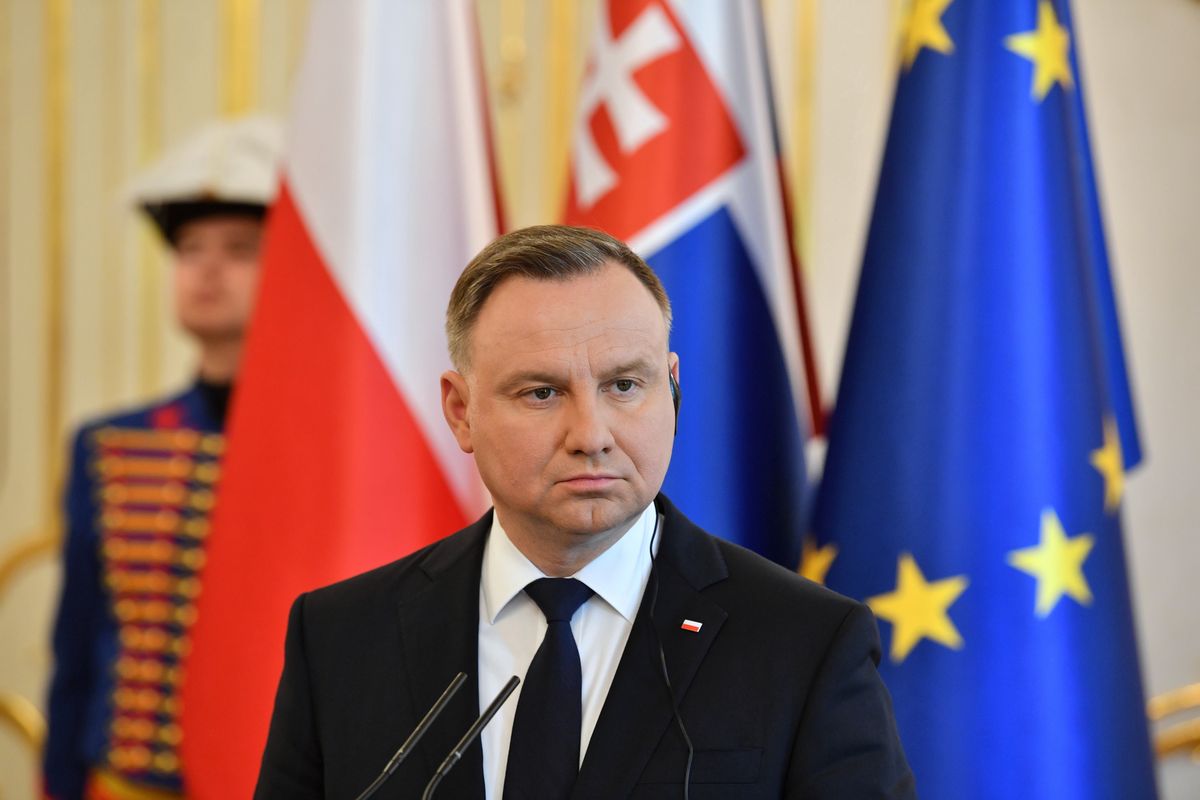 Słowacja, Bratysława, 11.05.2022. Prezydent RP Andrzej Duda (C) podczas konferencji prasowej po spotkaniu z prezydent Słowacji Zuzaną Caputovą w Bratysławie, 11 bm. Prezydent Duda kontynuuje wizytę w Republice Słowacji. (amb) PAP/Radek Pietruszka